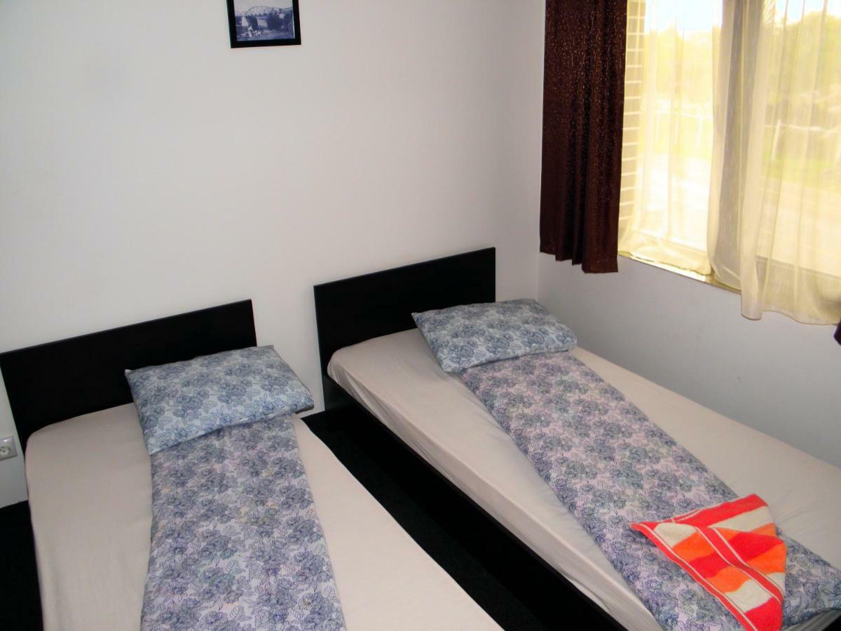 Pensiunea Platinum Târgu Jiu Quarto foto