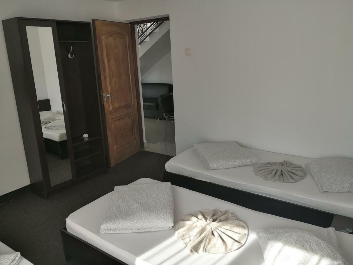 Pensiunea Platinum Târgu Jiu Exterior foto